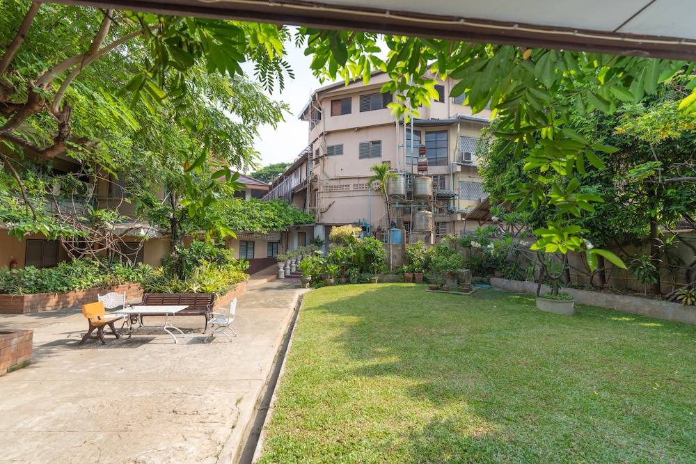 Collection O Khu Mueang near Tha Phae Gate formerly Lai Thai Guesthouse 48/64