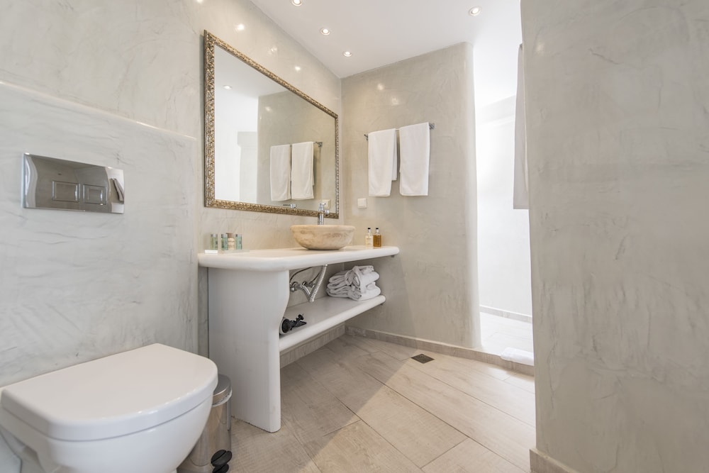 Aqua Luxury Suites 75/75