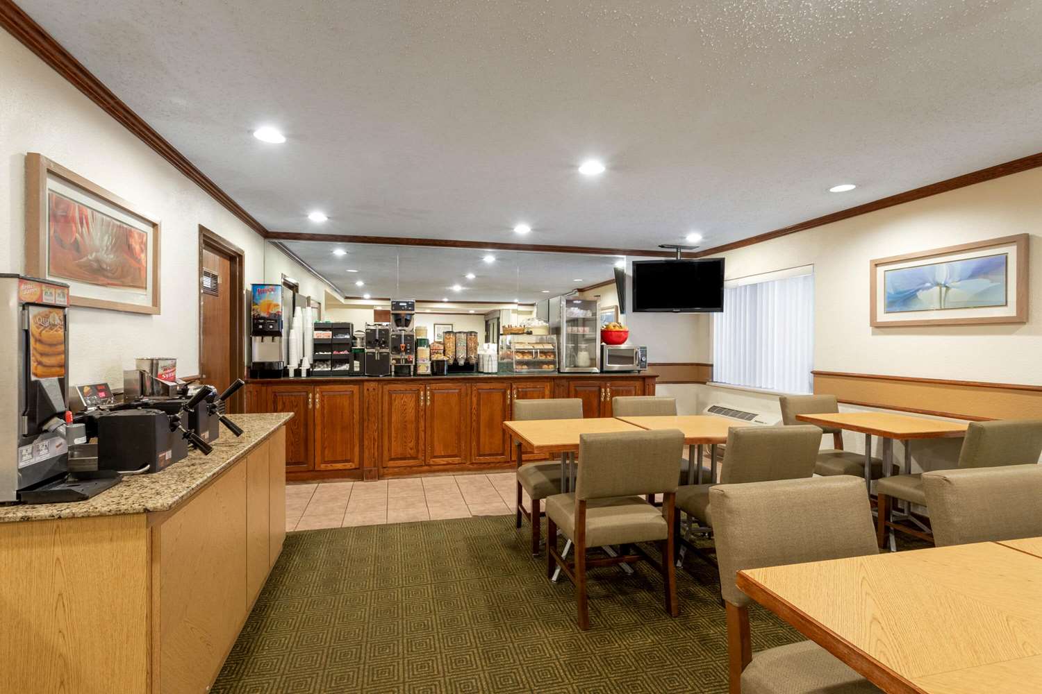 Norwood Inn & Suites by BlissPoint 25/38