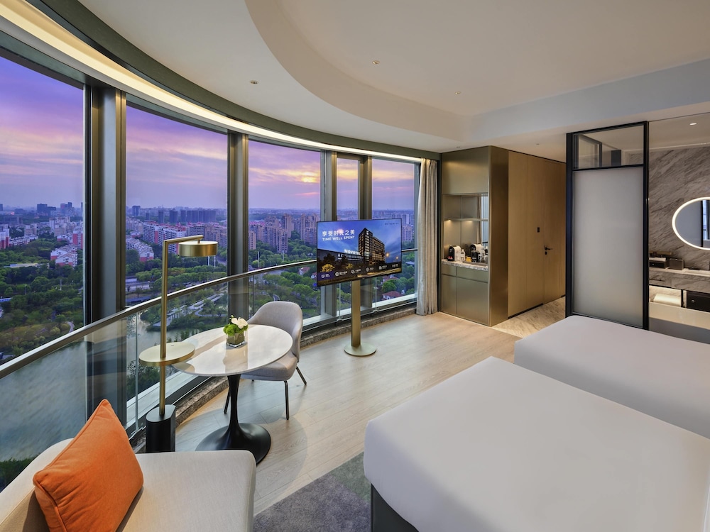 غرفة ديلوكس بسريرين منفصلين، Novotel Shanghai Wanyuan 5/6