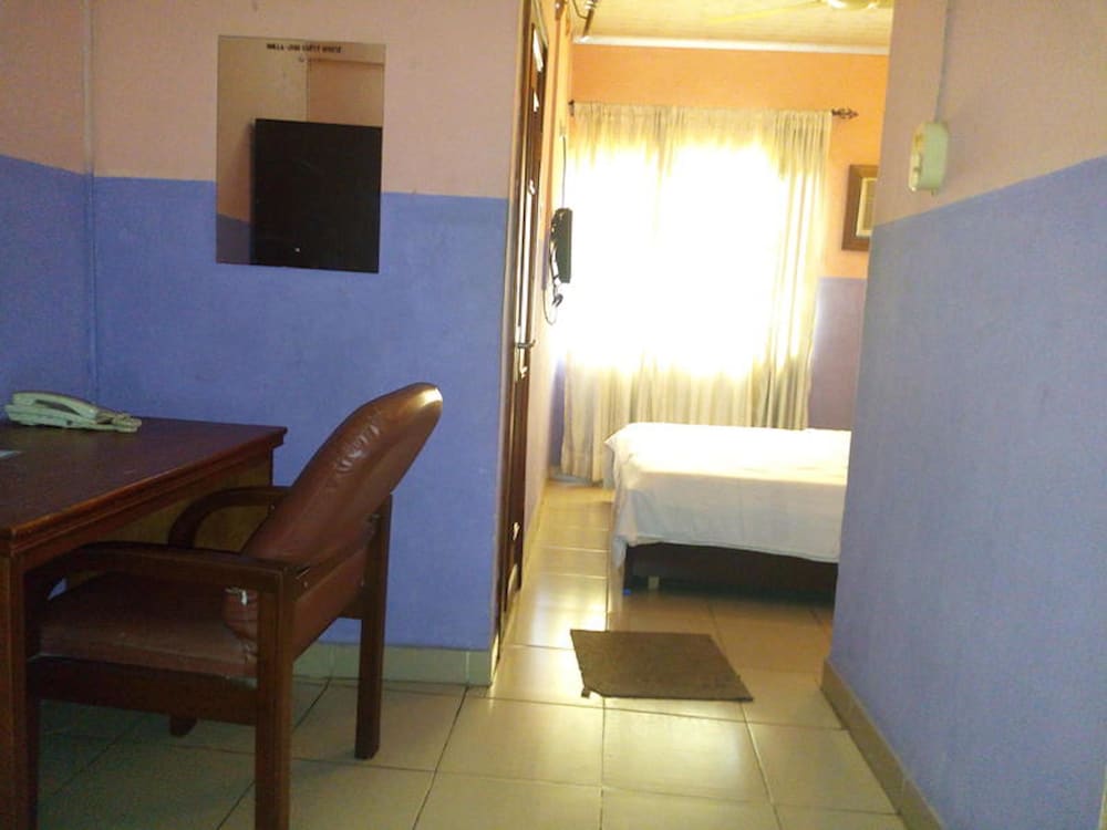 Holla-Jobi Guest House 15/17
