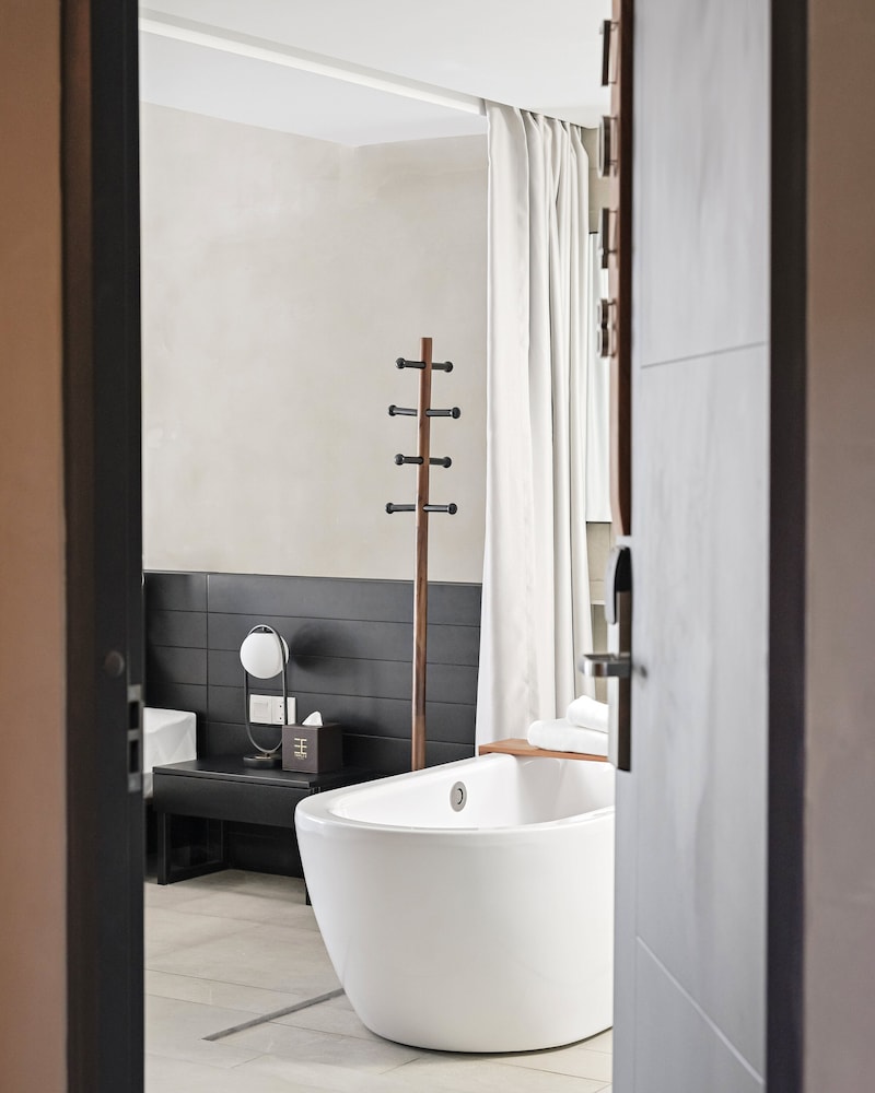 Triple E Hotel Metro Ben Thanh 50/50