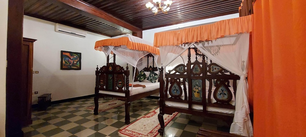 TAUSI PALACE HOTEL 69/90