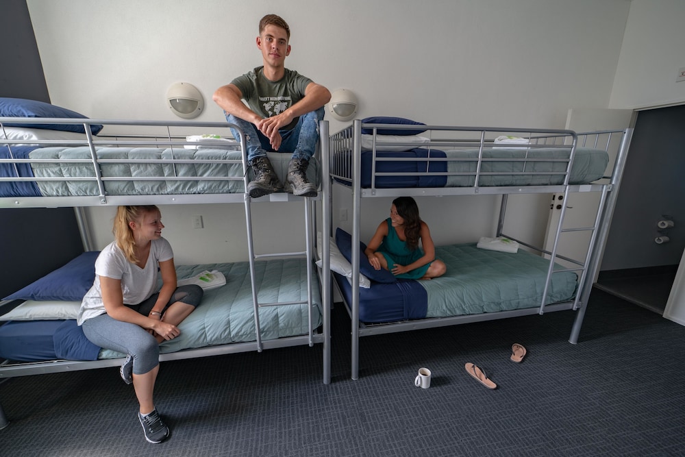 Nomads Capital Backpackers Wellington- Adults only 34/63