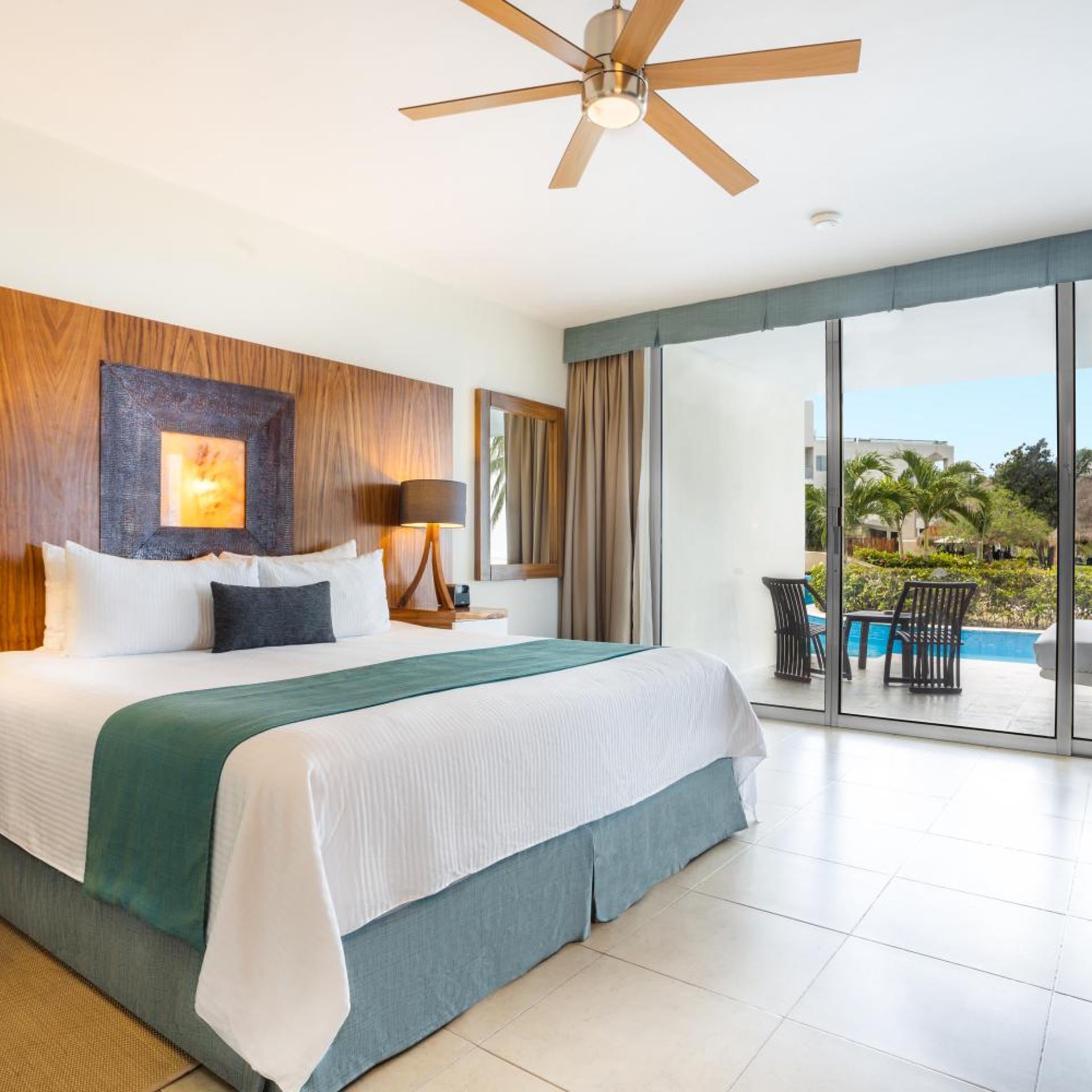 Preferred Club, Swim Out, Junior Suite, King Bed, Beach Front