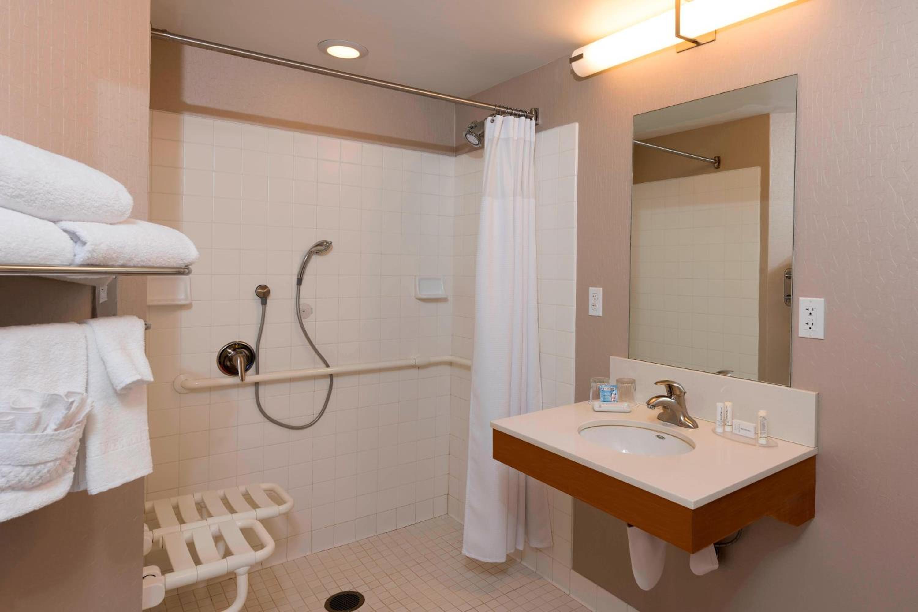 جناح كبير بسريرين كوين مع سرير سحّاب إضافي مع أريكة لذوي الإعاقة، SpringHill Suites Detroit Auburn Hills 7/9