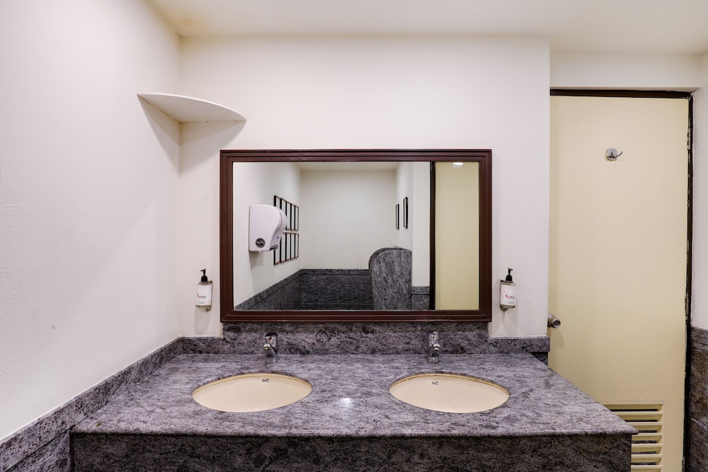 Red Fox Hotel East Delhi 58/59