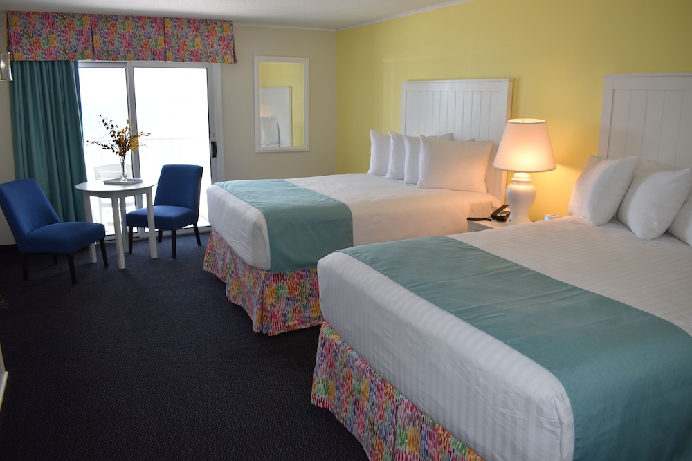 Standard, 2 Queen Beds, Partial Lake View
