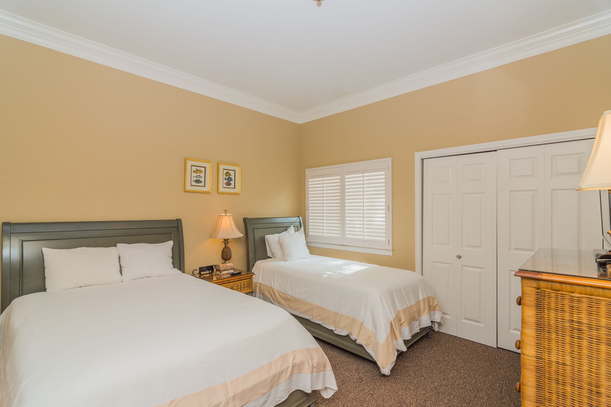 3 Bedrooms, King Bed, Queen and Twin Beds, South Side