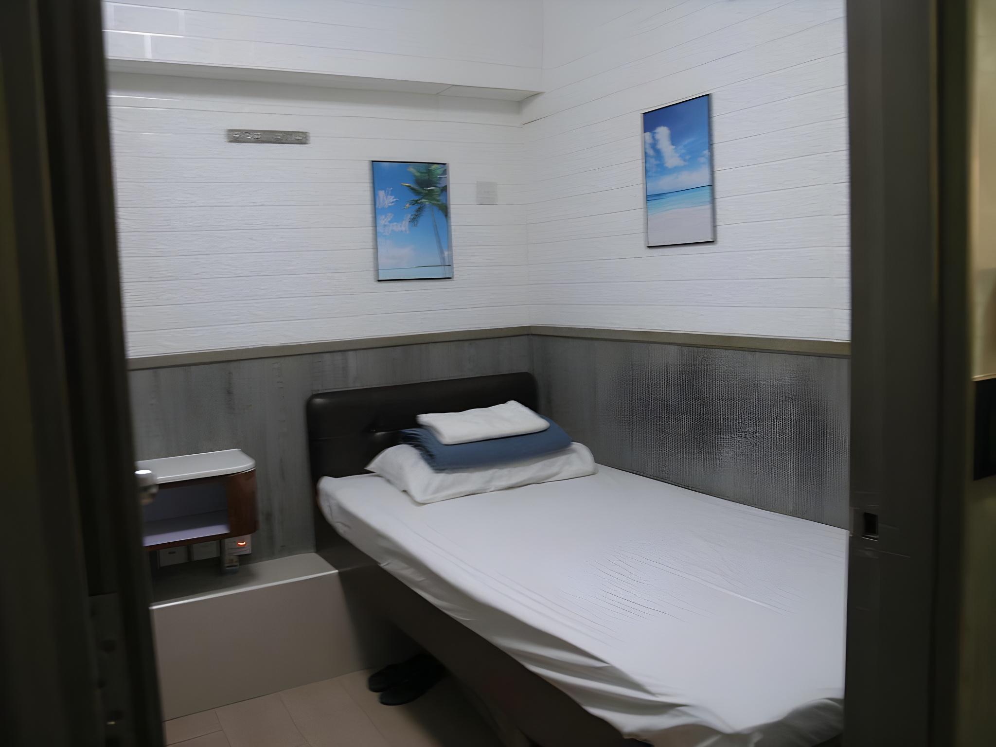Basic, Single, 2 Double Beds, No Window
