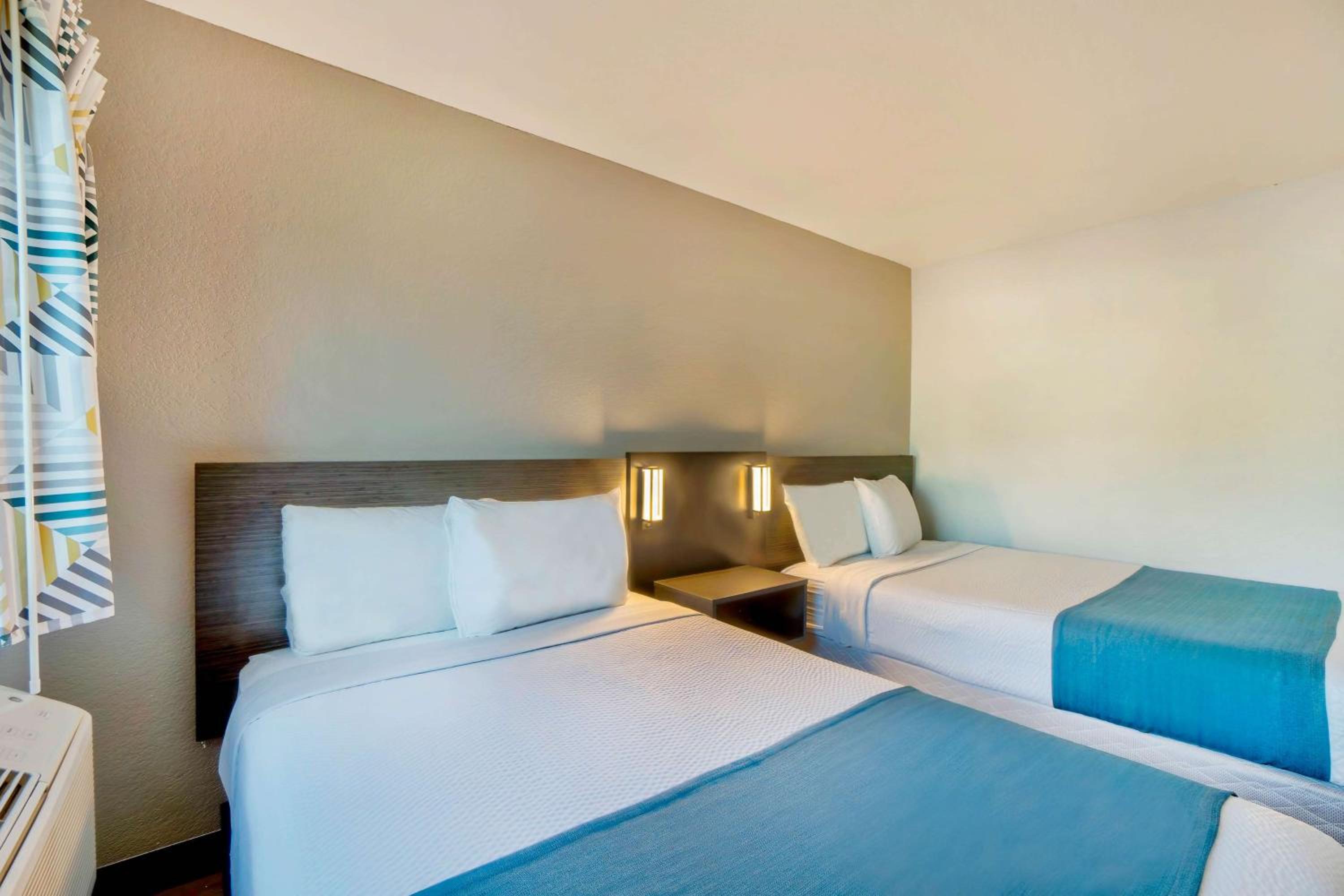 ROOM, QUADRUPLE