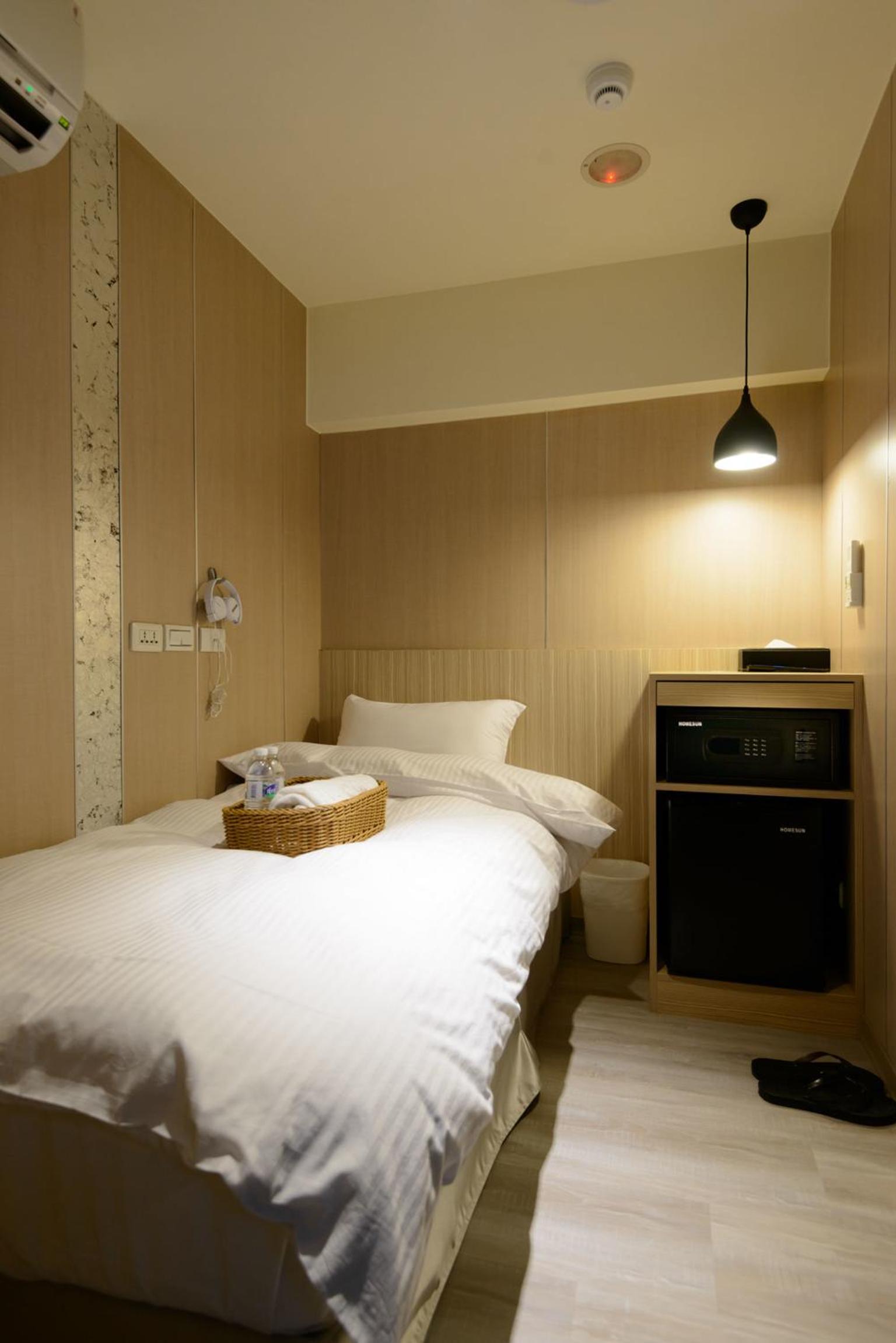 Room, Single, Shared Bathroom, No Window، Poshpacker Hotel 2/5