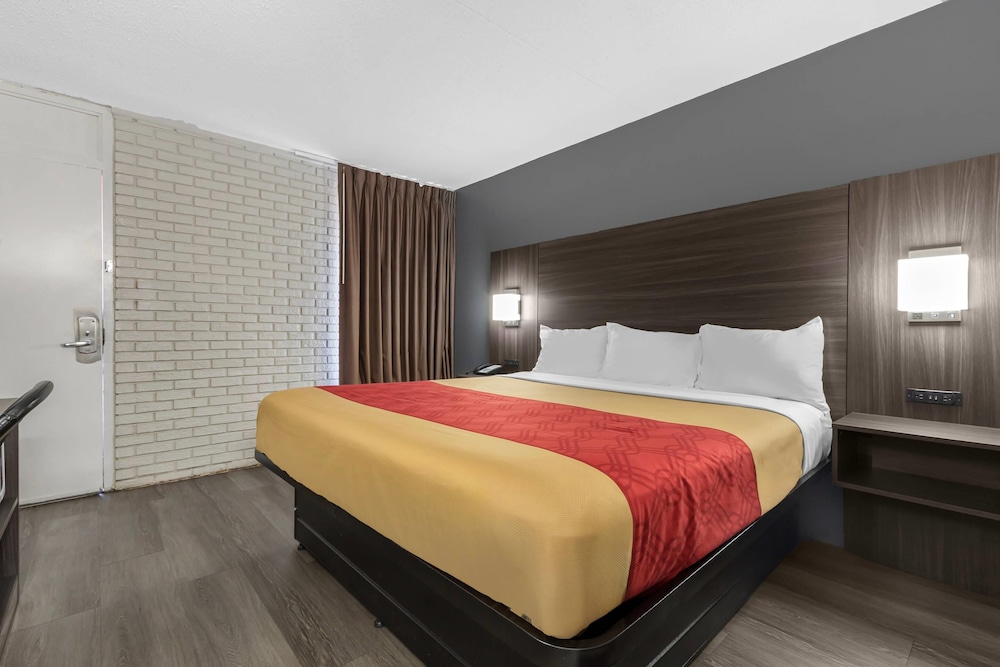 Room, King Bed, Smoking, Econo Lodge Creedmoor - Butner 4/6