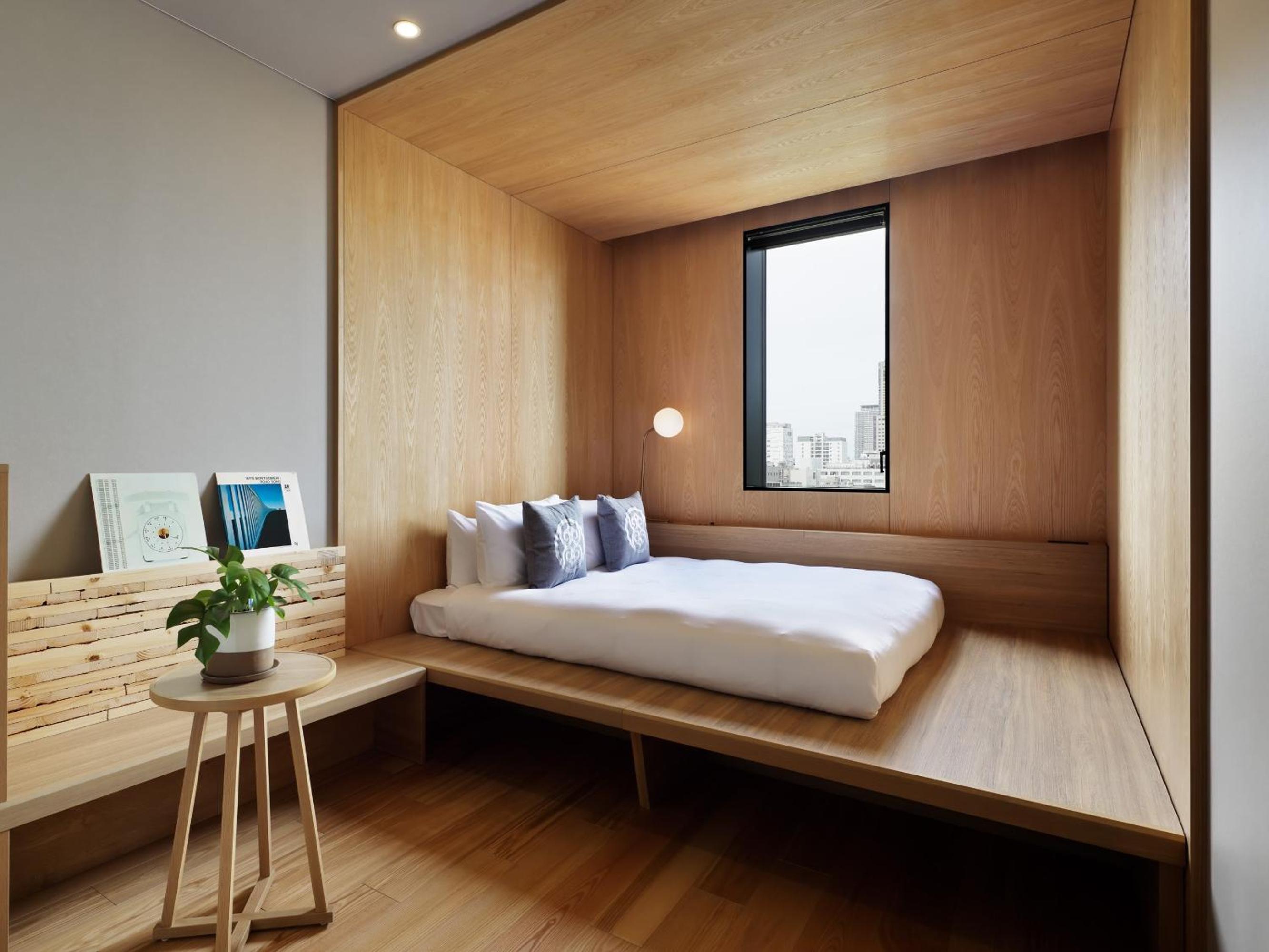 Superior, Cabin, Queen Bed, Park View, Floor