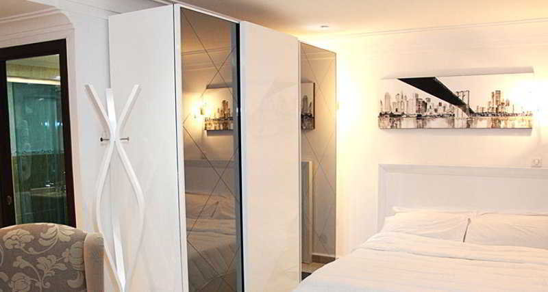 MEDINA HOTEL 10/12