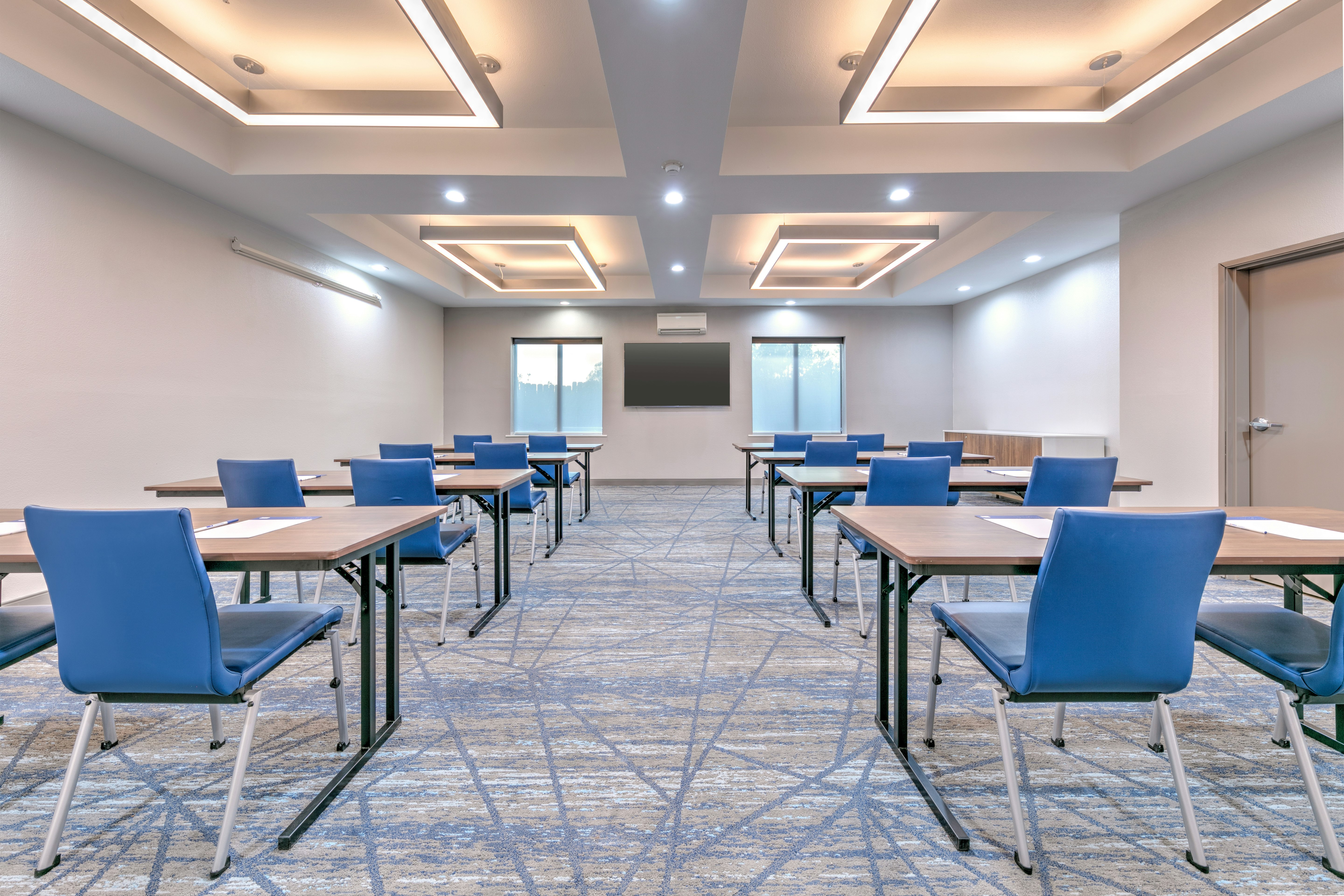 Holiday Inn Express Hotel & Suites Winnie 57/63