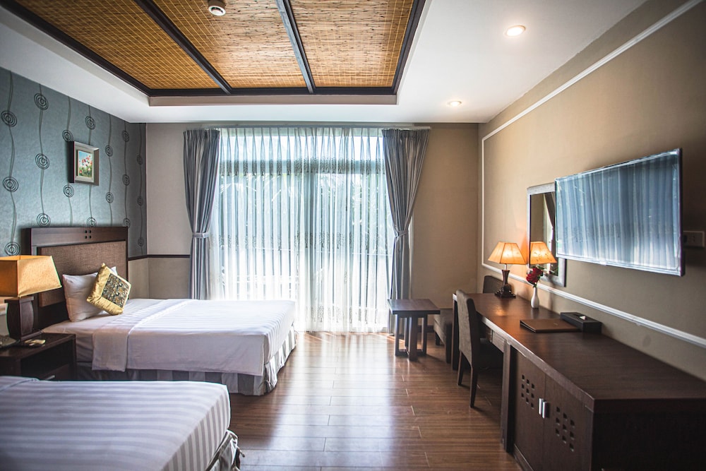 DELUXE, TWIN BEDS, PARTIAL SEA VIEW