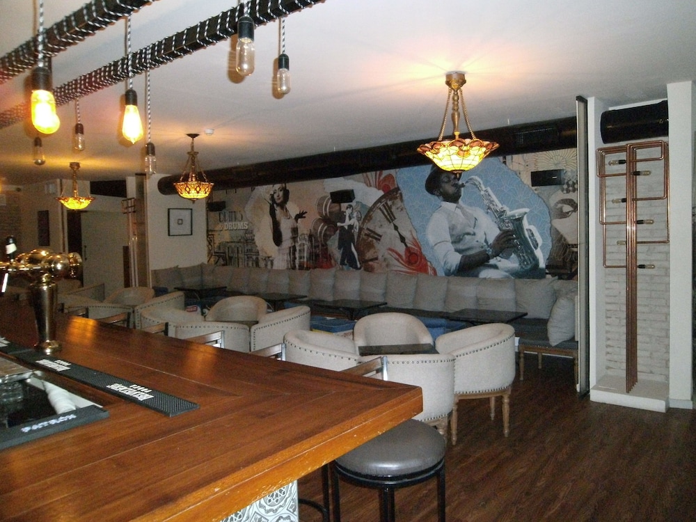 THE CONROY BOUTIQUE HOTEL 33/38