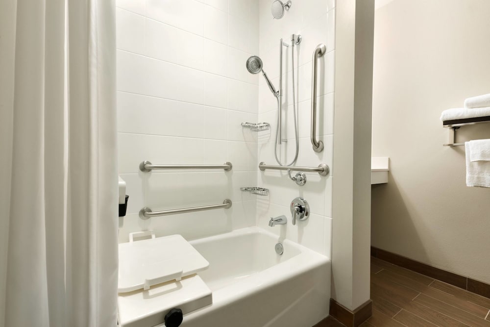 TOWNEPLACE SUITES PITTSBURGH AIRPORT/ROBINSON TOWNSHIP 11/34