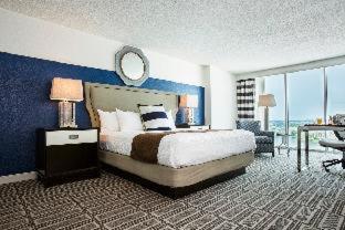 Lake, Deluxe, King Bed, Water View