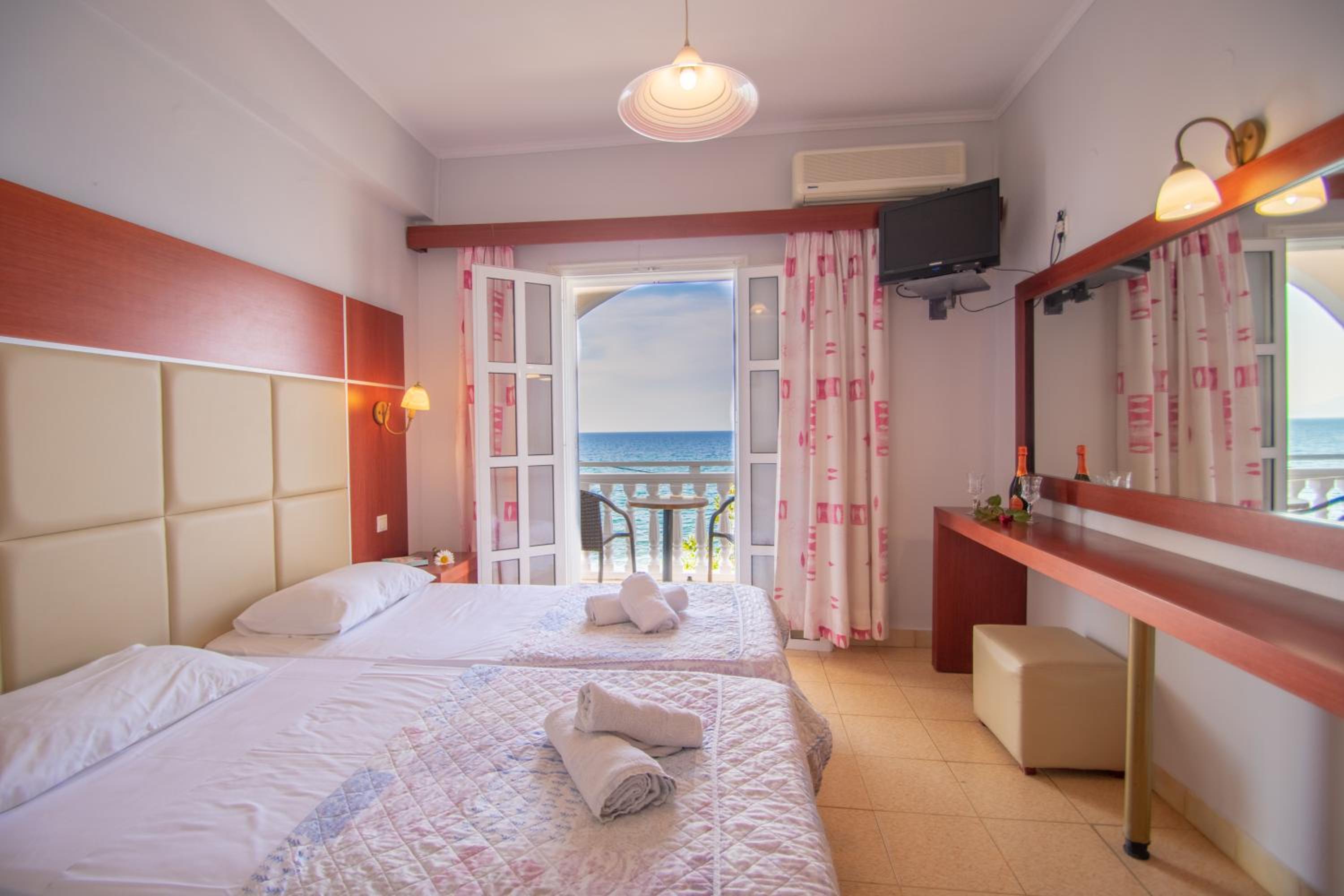 STANDARD, DOUBLE OR TWIN BED, SIDE SEA VIEW