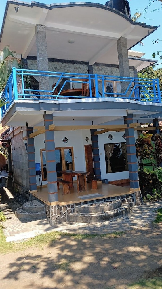 Hotel Tara Bar & Resto Air Sanih by ZUZU