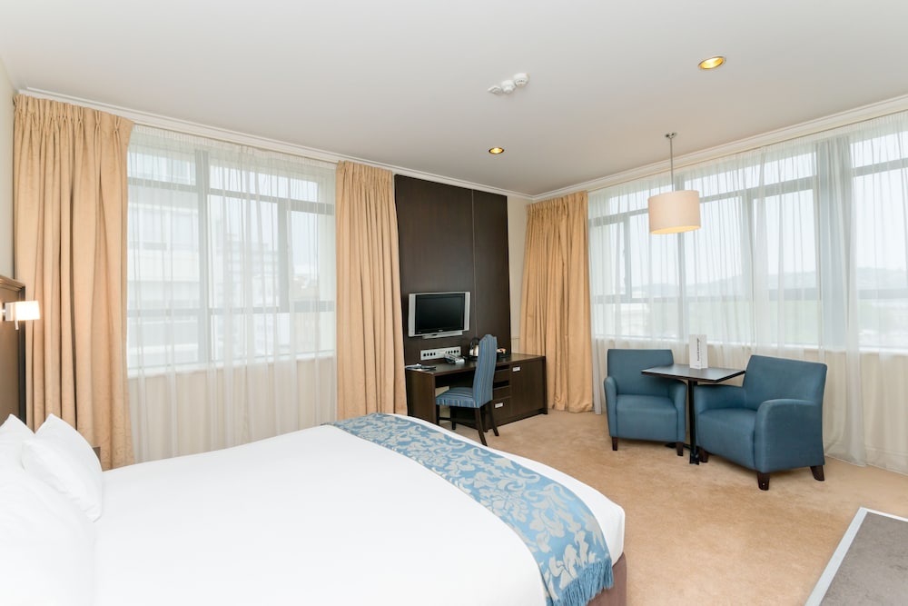 CONNECTING, SUPERIOR, SUITE, 2 KING BEDS