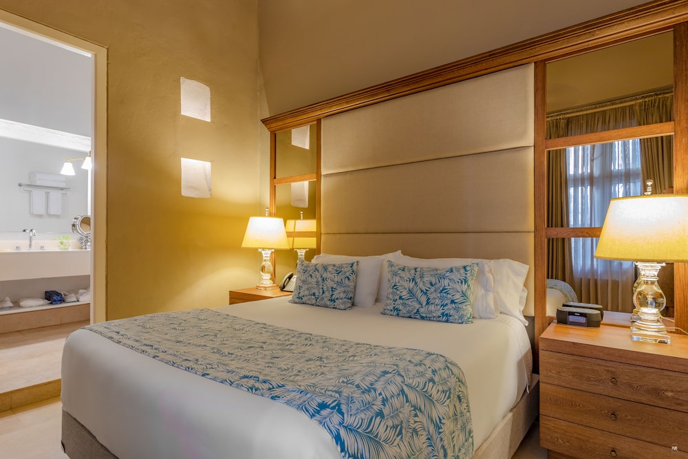 COLONIAL, STANDARD, QUEEN BED