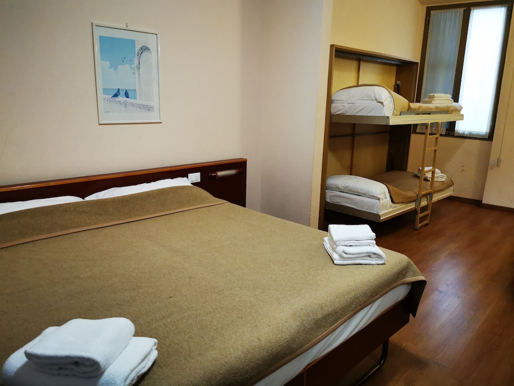 ROOM, QUADRUPLE