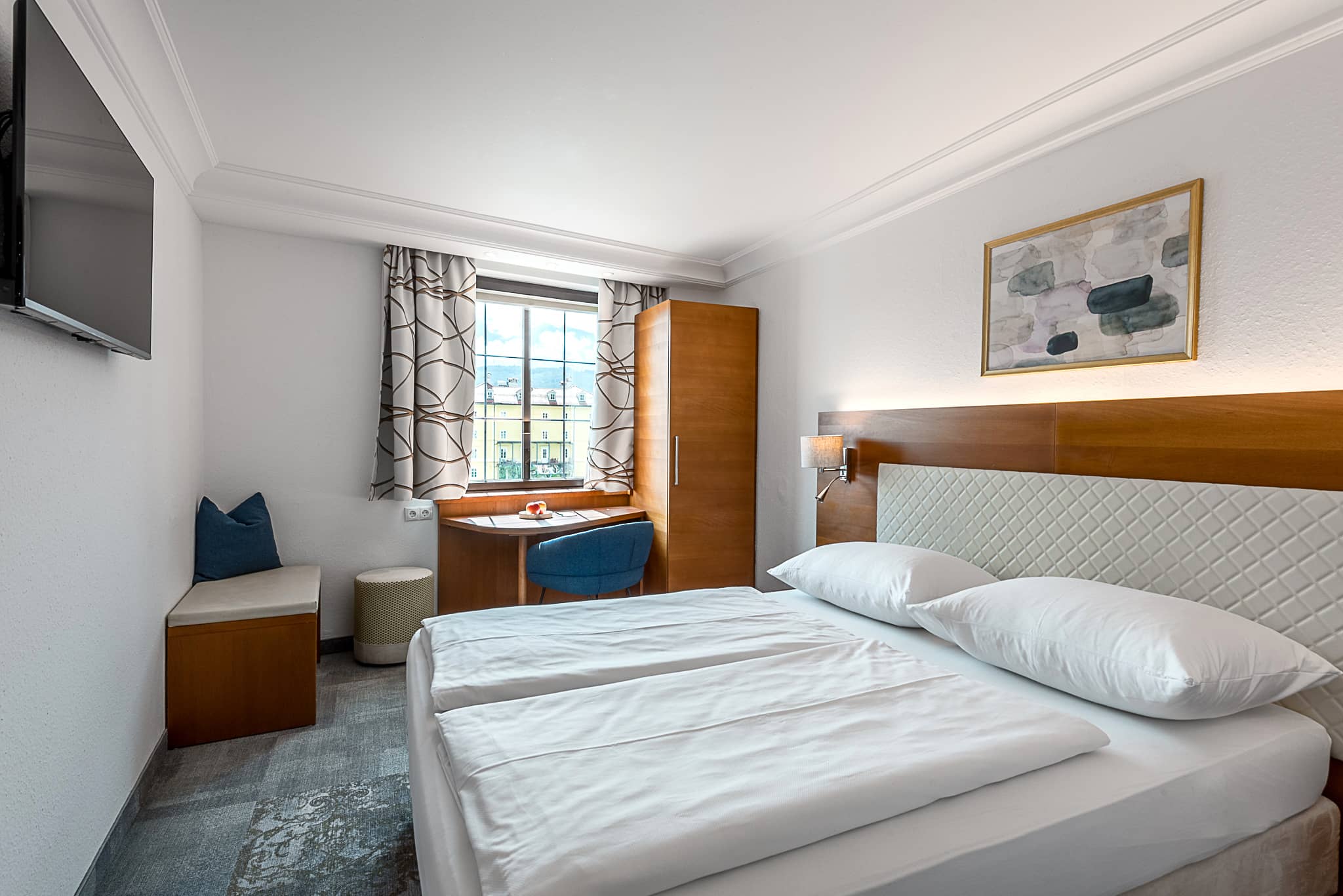 غرفة بسرير مزدوج بإطلالة على المدينة