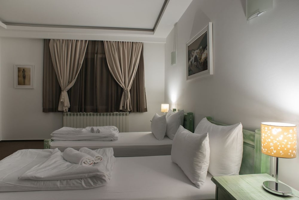 HOTEL TRIM 21/31