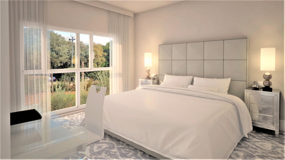 LUXURY, KING BED, BALCONY