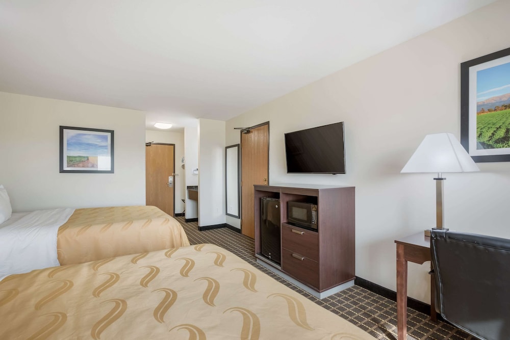 Quality Inn Edgerton, WI 12/39