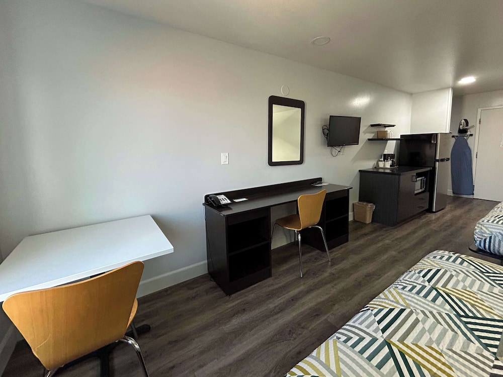 Motel6 Hesperia, CA - West Main Street - I-15 27/60