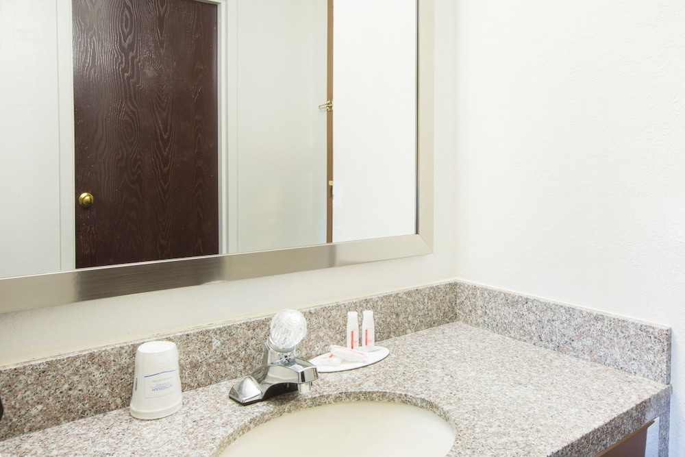 Days Inn & Suites By Wyndham Bridgeport - Clarksburg 17/42