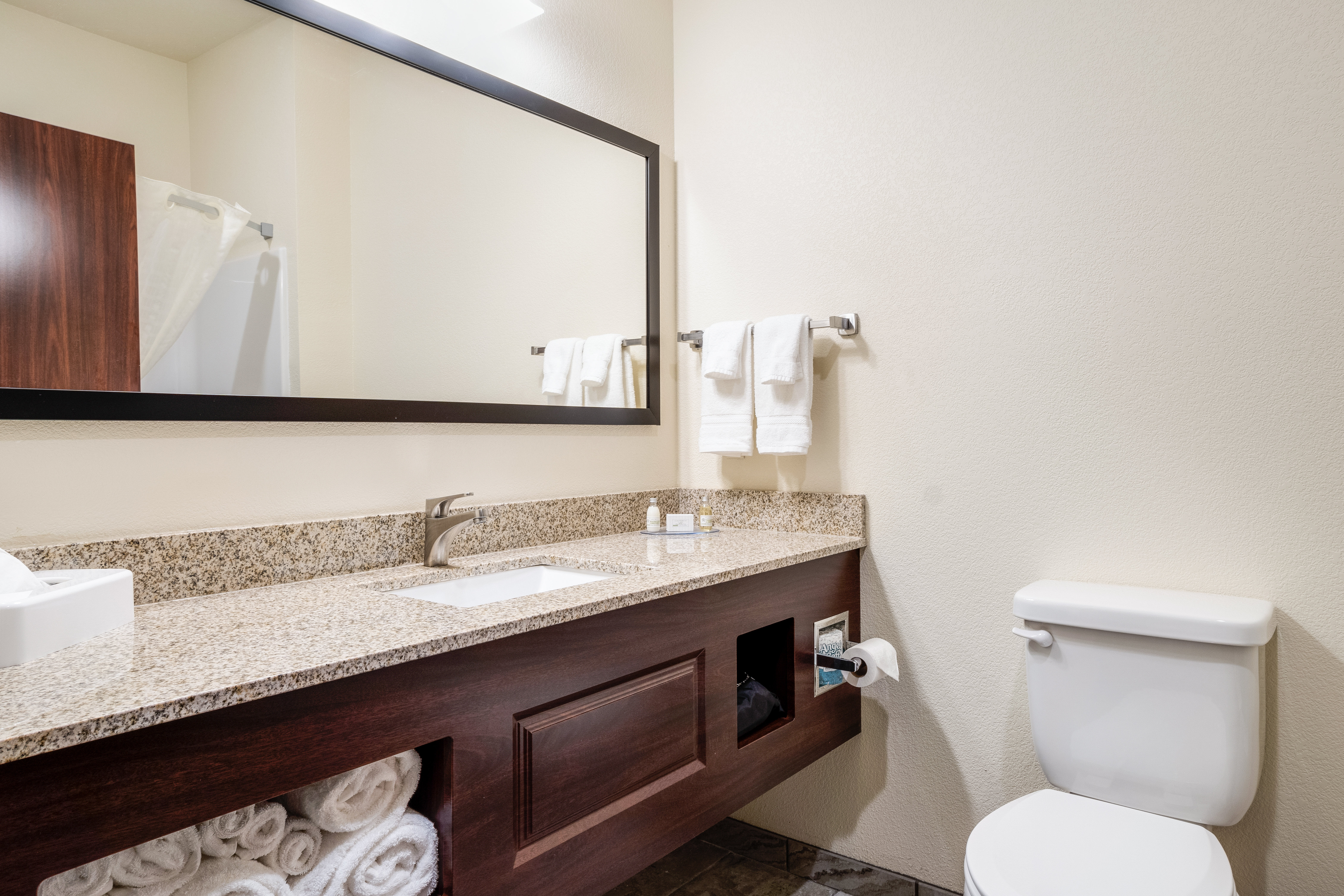 Cobblestone Hotel & Suites - Newport 59/61