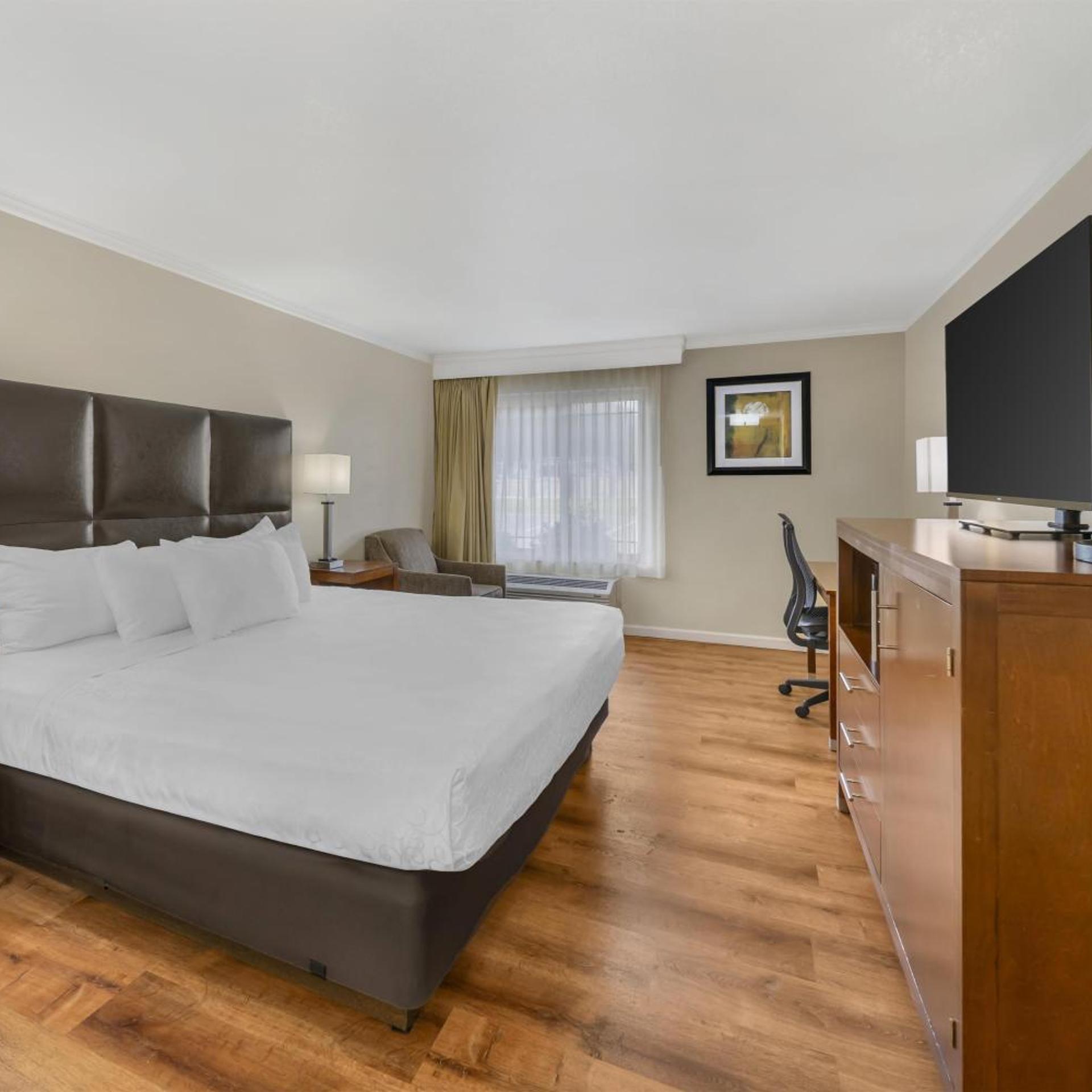 Room, King Bed, Hot Tub 2/8
