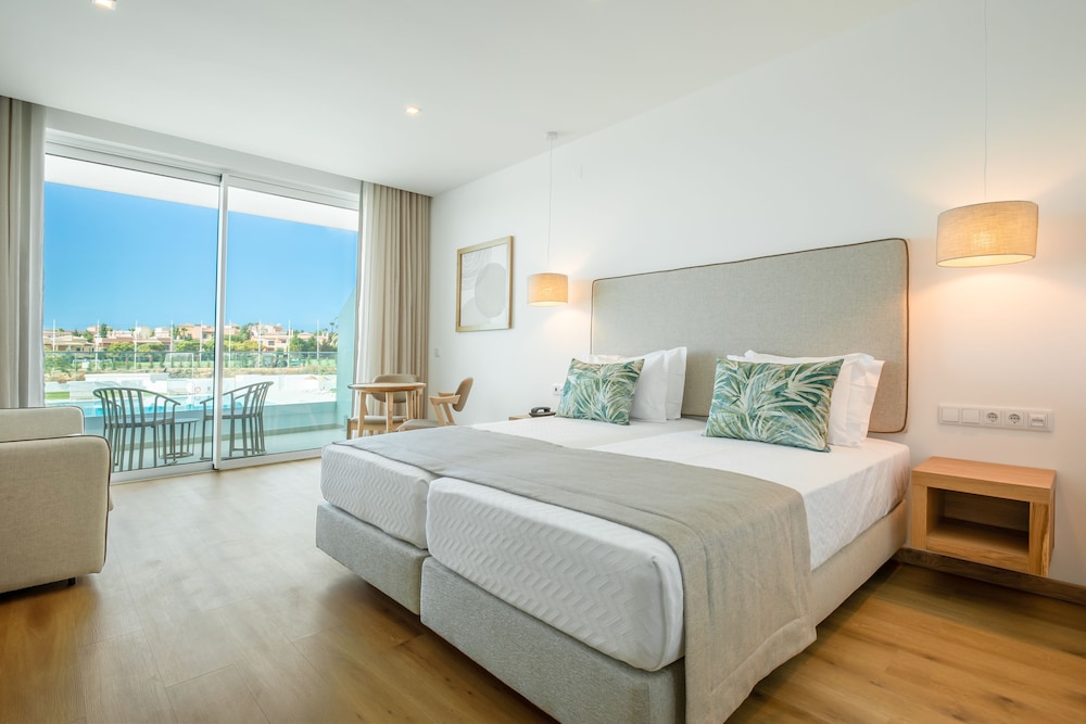 ROOM, TWIN BEDS, POOL VIEW, BALCONY