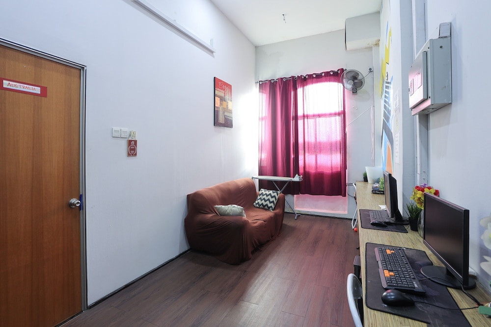 SPOT ON 90236 Zigzag Travellers Home 37/44