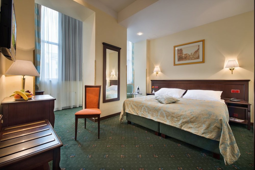 EA Hotel Downtown 9/40