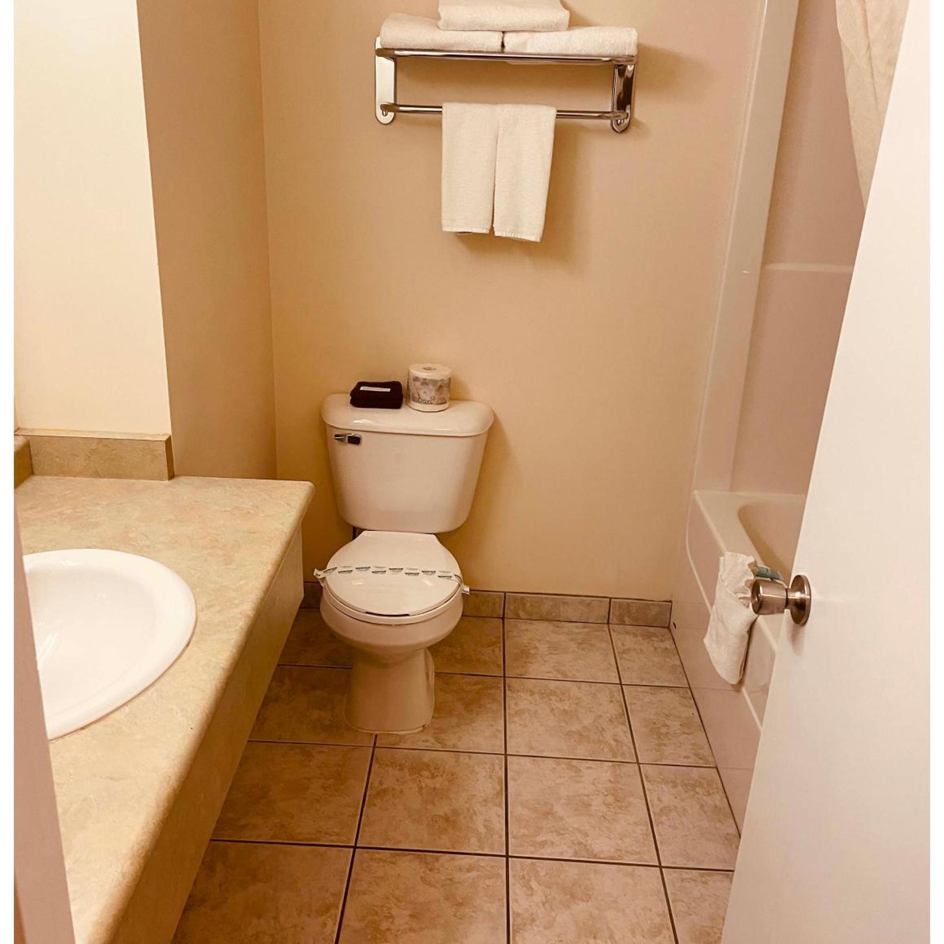 Aurora Park Inn & Suites 17/19