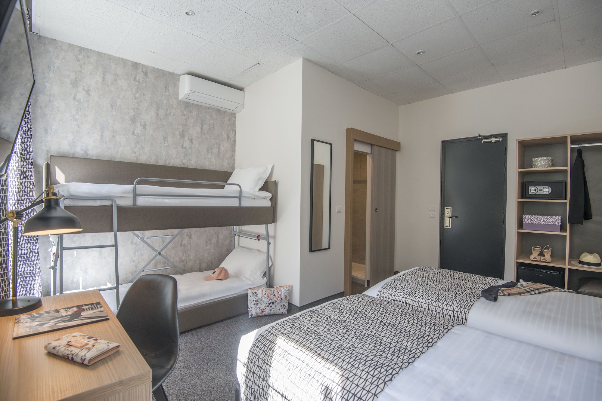 ROOM, QUADRUPLE