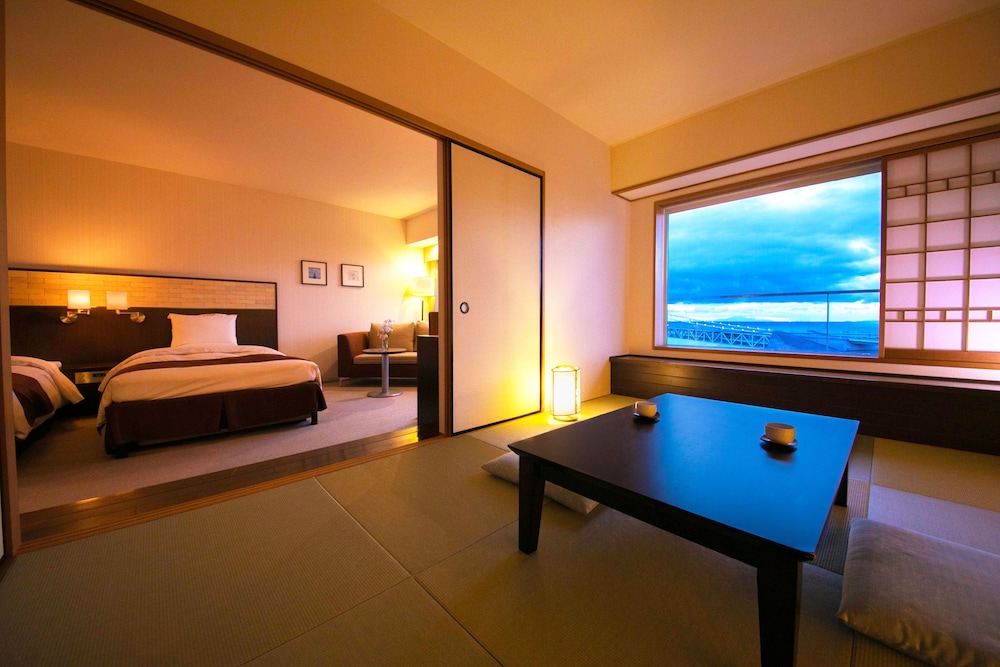 غرفة يابانية غربية بسريرين منفصلين وفرشتي فوتون بإطلالة على البحر في المبنى الرئيسي، Seaside Hotel Maiko Villa Kobe 4/8