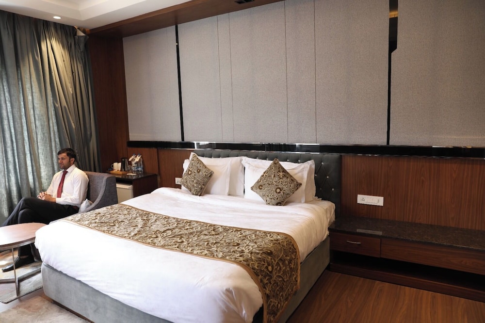 HOTEL THE GRAND MAMTA 4/23
