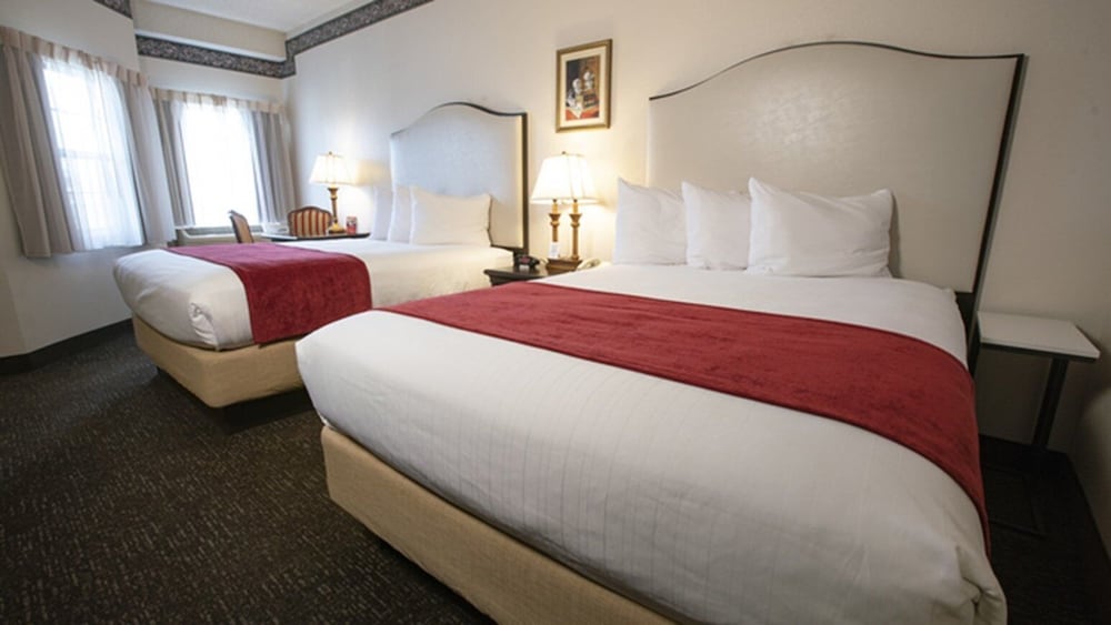 غرفة ديلوكس بسريرين كوين يُسمح فيها بالحيوانات الأليفة، Hotel Grand Victorian 2/4