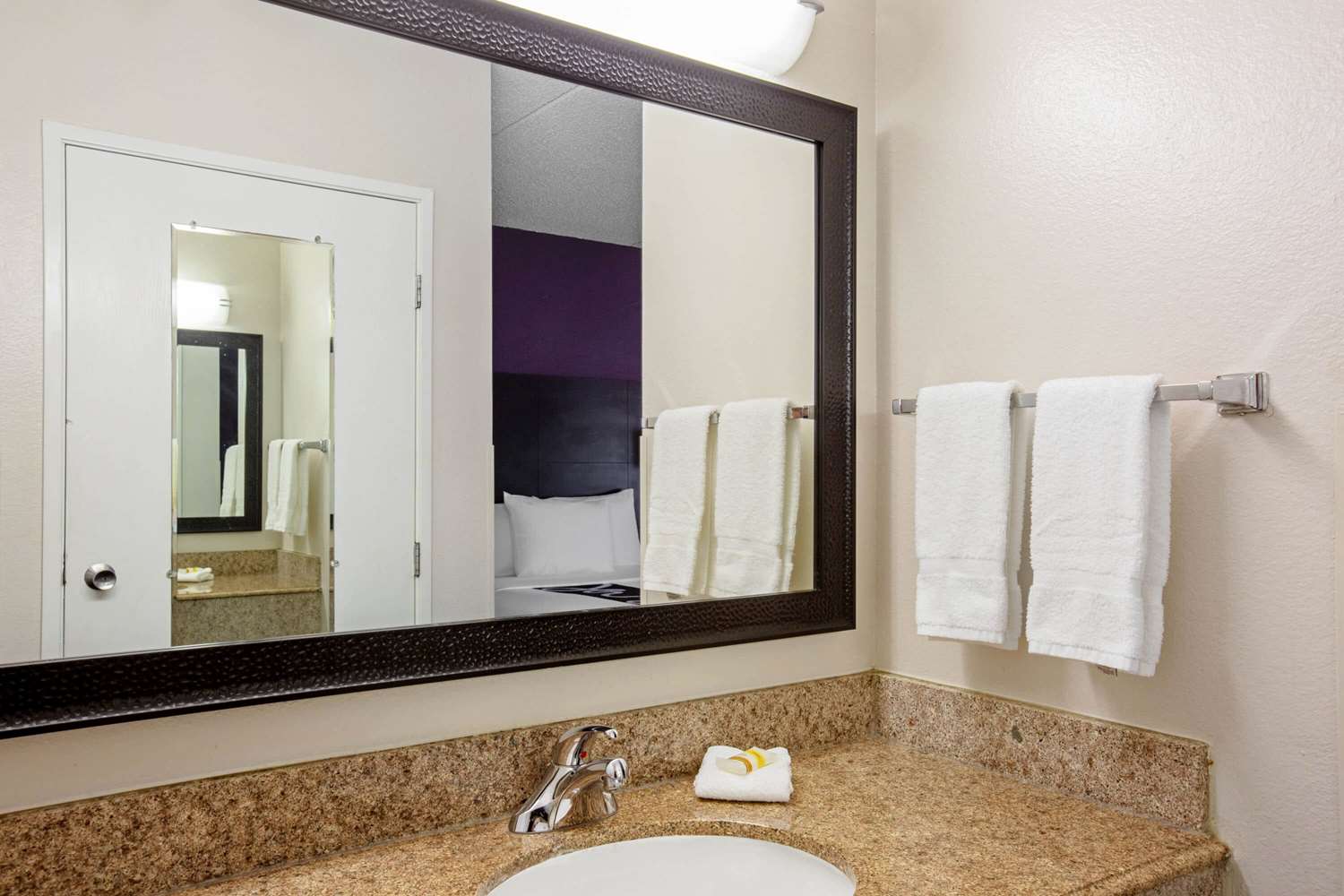 La Quinta Inn & Suites by Wyndham Miami Airport East 50/52