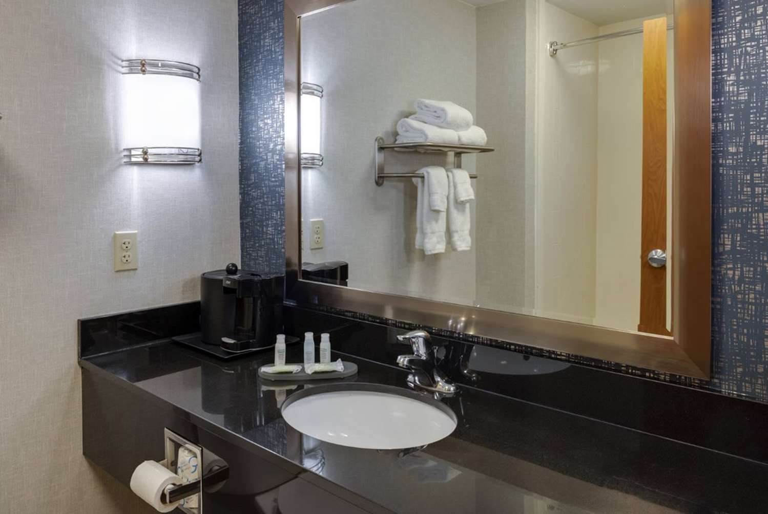 La Quinta Inn and Suites by Wyndham Edmond thumb 2