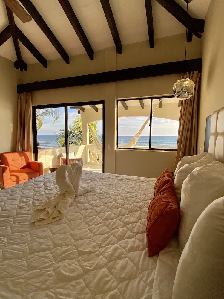 Vista Las Olas Surf Resort 10/30