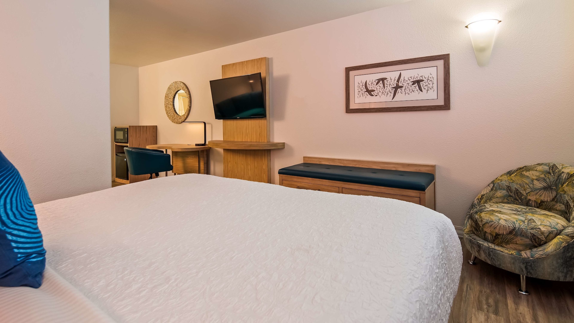 غرفة قياسية بسرير كينج لذوي الإعاقة، Best Western Plus Capitola By the Sea Inn Suites 5/8