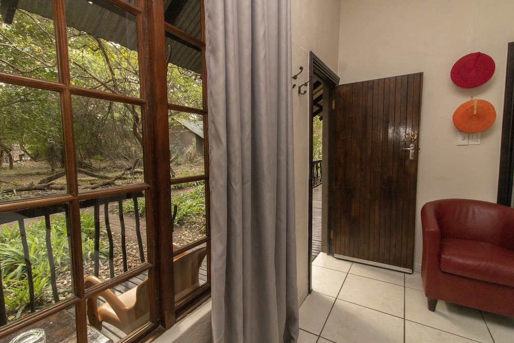Emdoneni Lodge with Animal Care and Rehab Centre 45/66